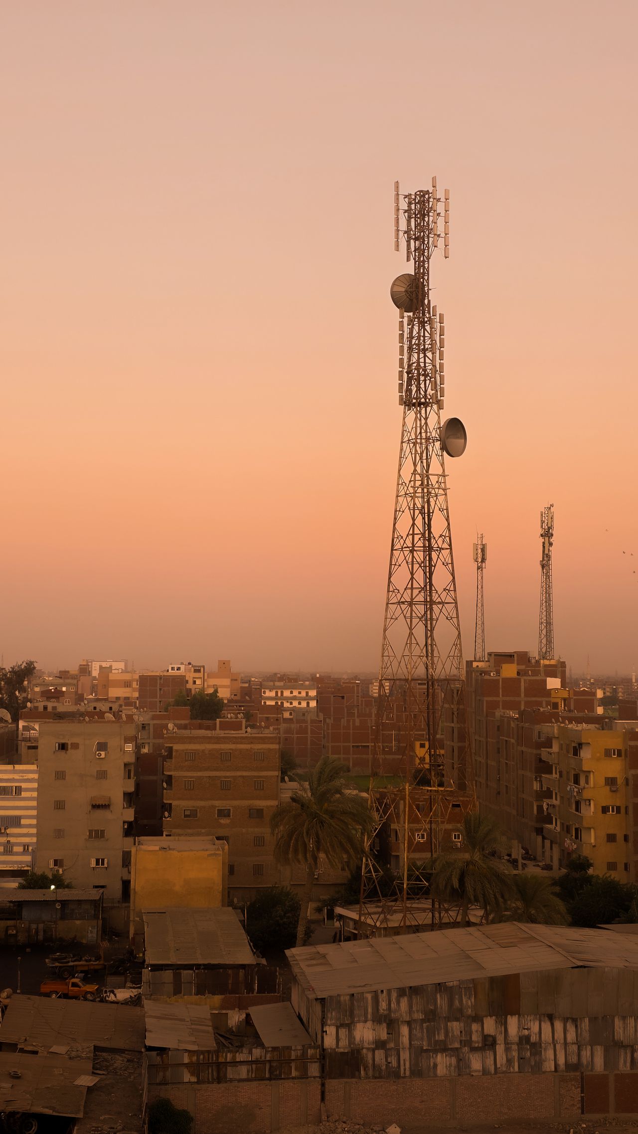 كرفانات مكاتب هندسية في مشروع سعودي مع أبراج اتصالات وشبكة إنترنت 5G