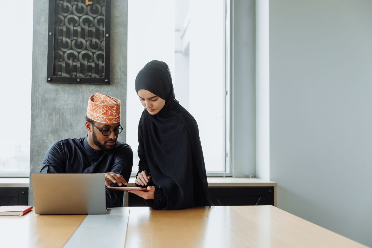 اجتماع فريق تسويق وتقنية سعودي بالرياض لتحليل نمو متجر إلكتروني ومحركات البحث