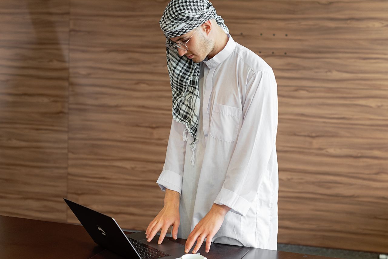 فريق نمو لابز السعودي في الرياض يراجع لوحة مؤشرات SEO لمتجر إلكتروني