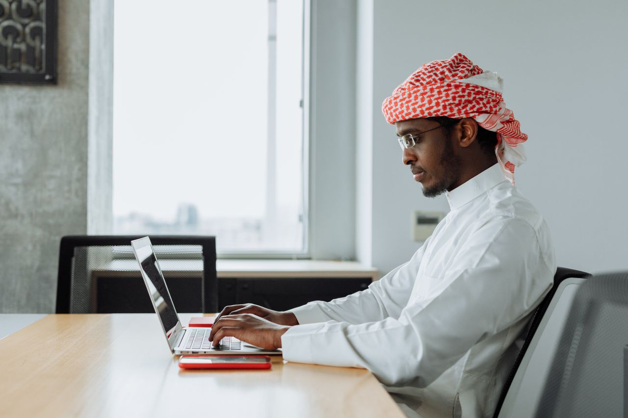 مسوقون سعوديون في مكتب بالرياض يراجعون بنية تصنيفات متجر إلكتروني على شاشة كبيرة