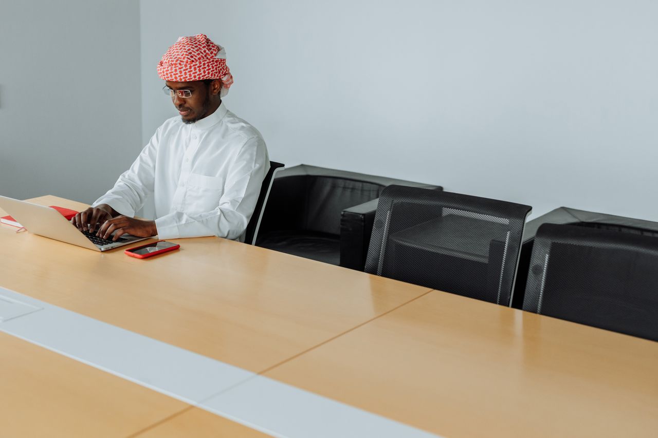 مطور سعودي في شركة تقنية بالرياض يراجع HTML وJavaScript لمتجر إلكتروني