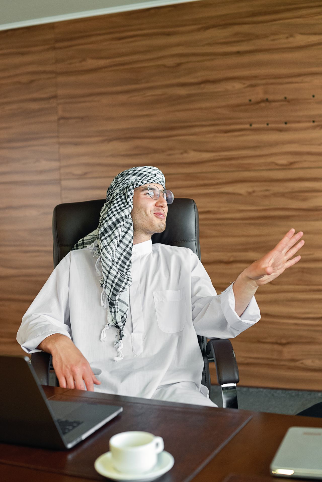 فريق سعودي بالثوب والغترة في مكتب بالرياض يراجع متجر إلكتروني سريع على الجوال