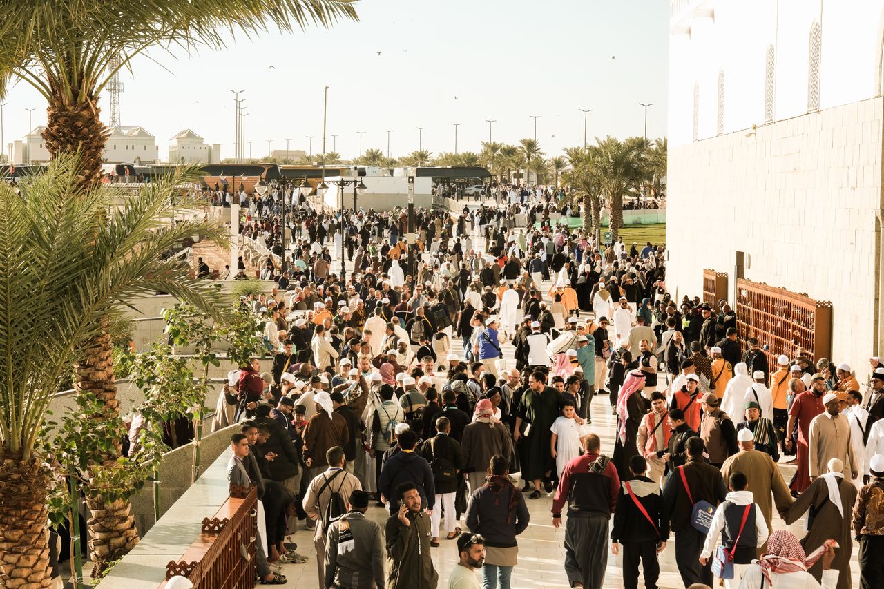 مصورون سعوديون داخل مؤتمر في الرياض يغطون منصة وحضور بالزي السعودي