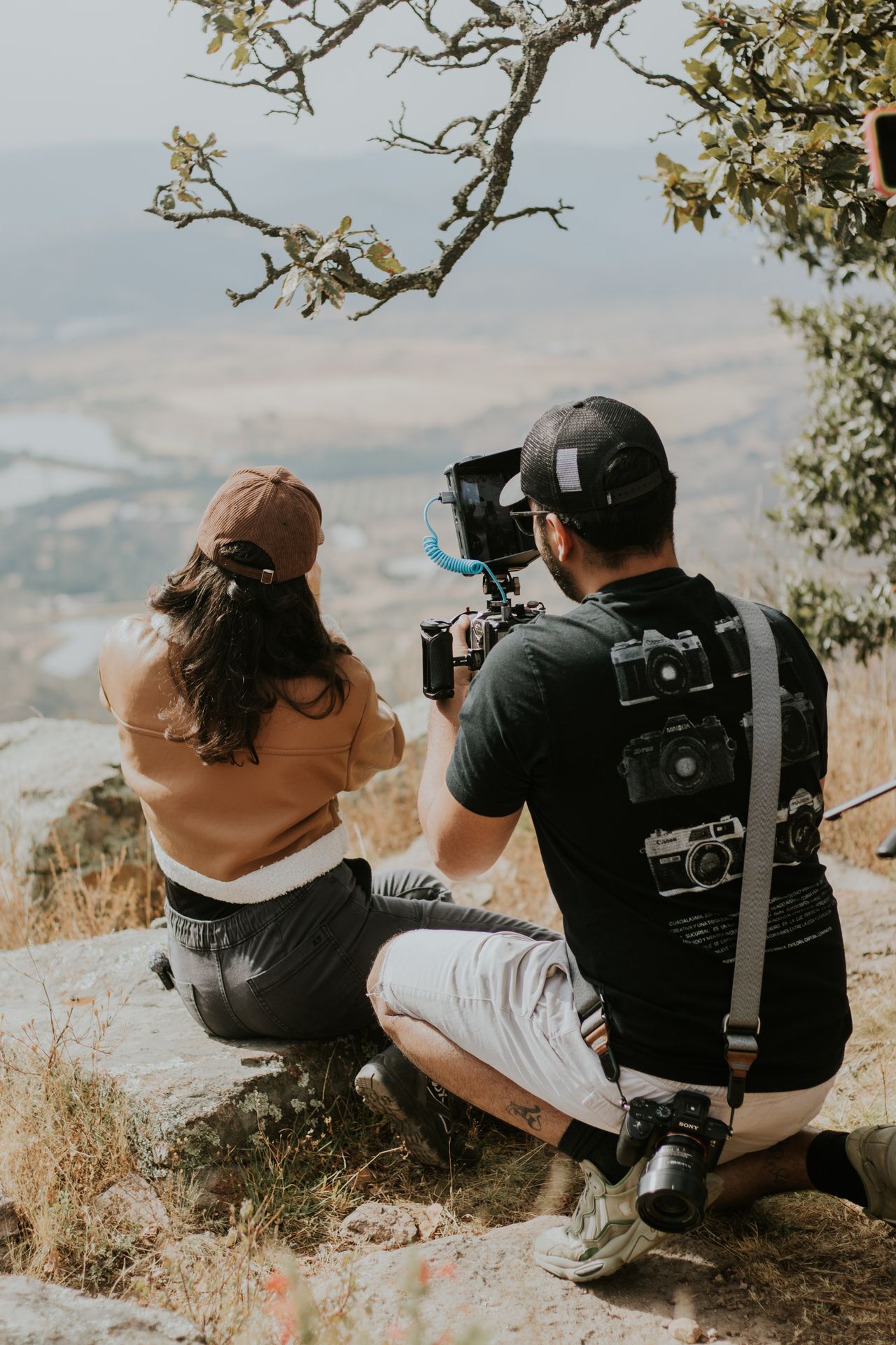 فريق إنتاج محتوى سعودي يراجع أداء Reels وStories أثناء مؤتمر أعمال في الرياض