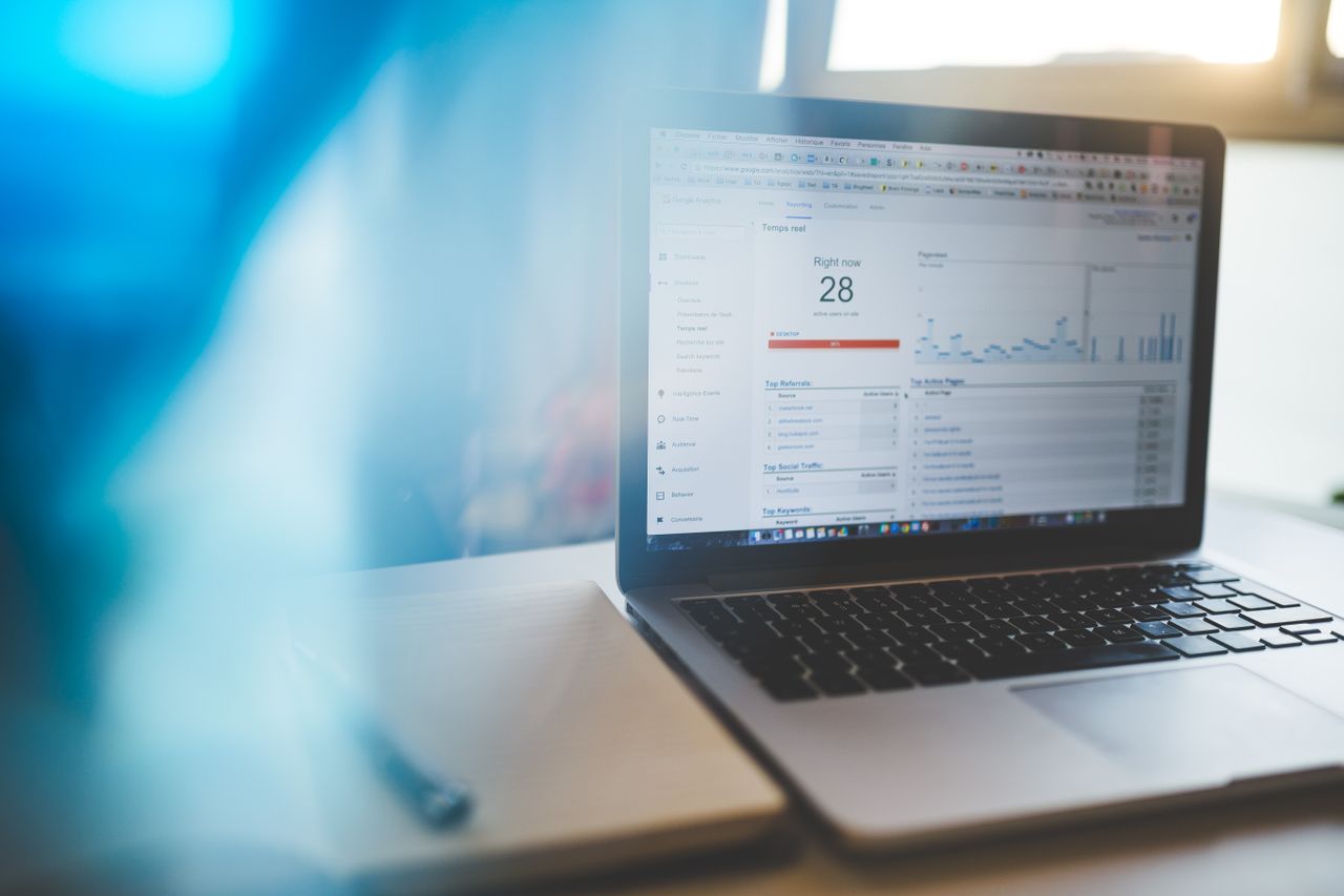 خبير تحليلات سعودي يختبر Google Tag Manager Preview وGA4 DebugView في مكتب بالرياض