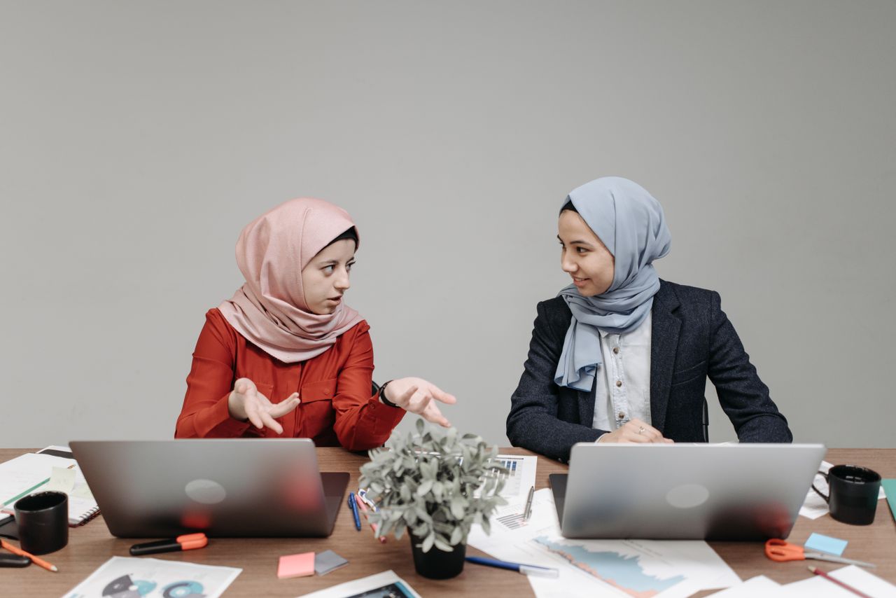 فريق تسويق سعودي في الرياض يراجع لوحة Google Analytics 4 وGoogle Tag Manager وتتبع التحويلات