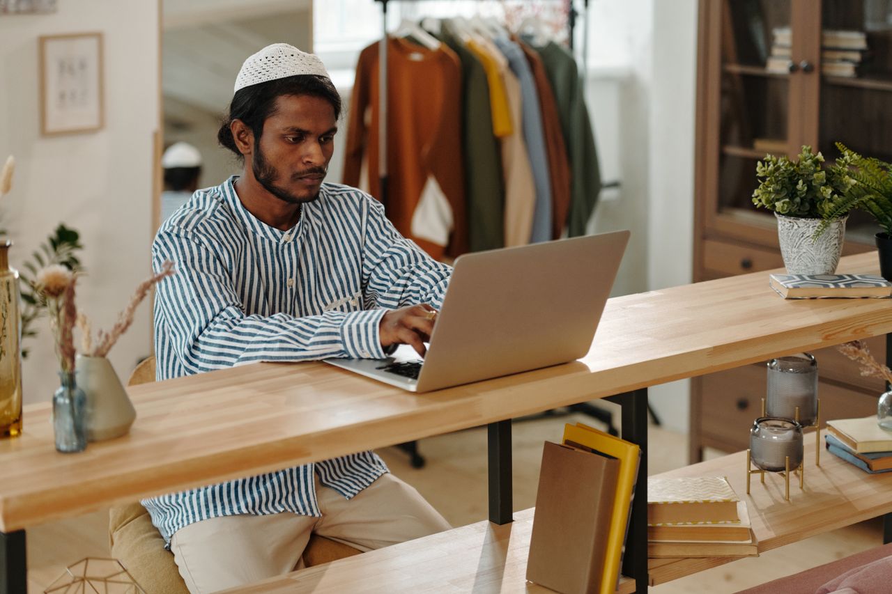 اجتماع فريق سعودي في الرياض لمراجعة موقع إلكتروني وقوالب هوية رقمية لشركة