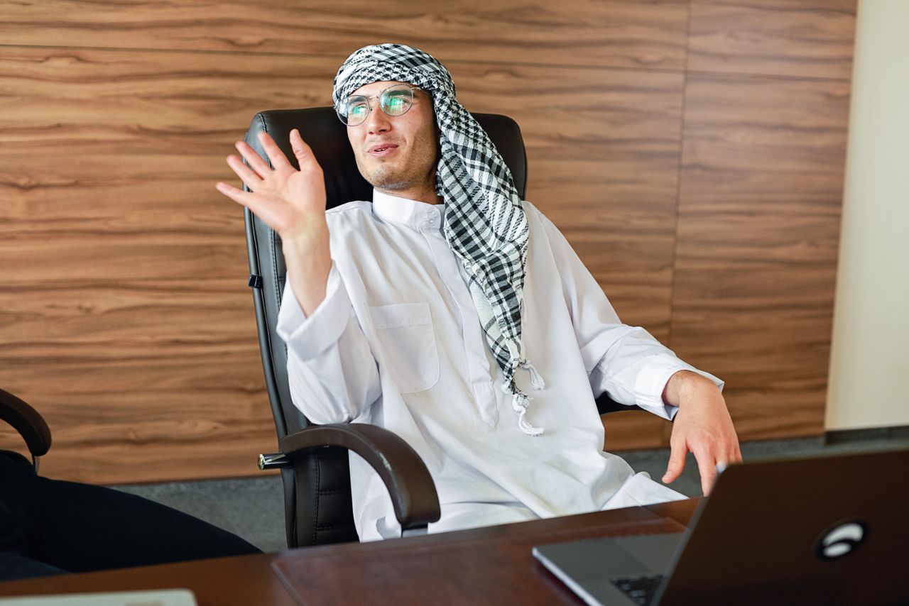 مسوق سعودي في مكتب بالرياض يحلل زيارات صفحات الخدمات وسلوك العملاء المحتملين على لوحة بيانات