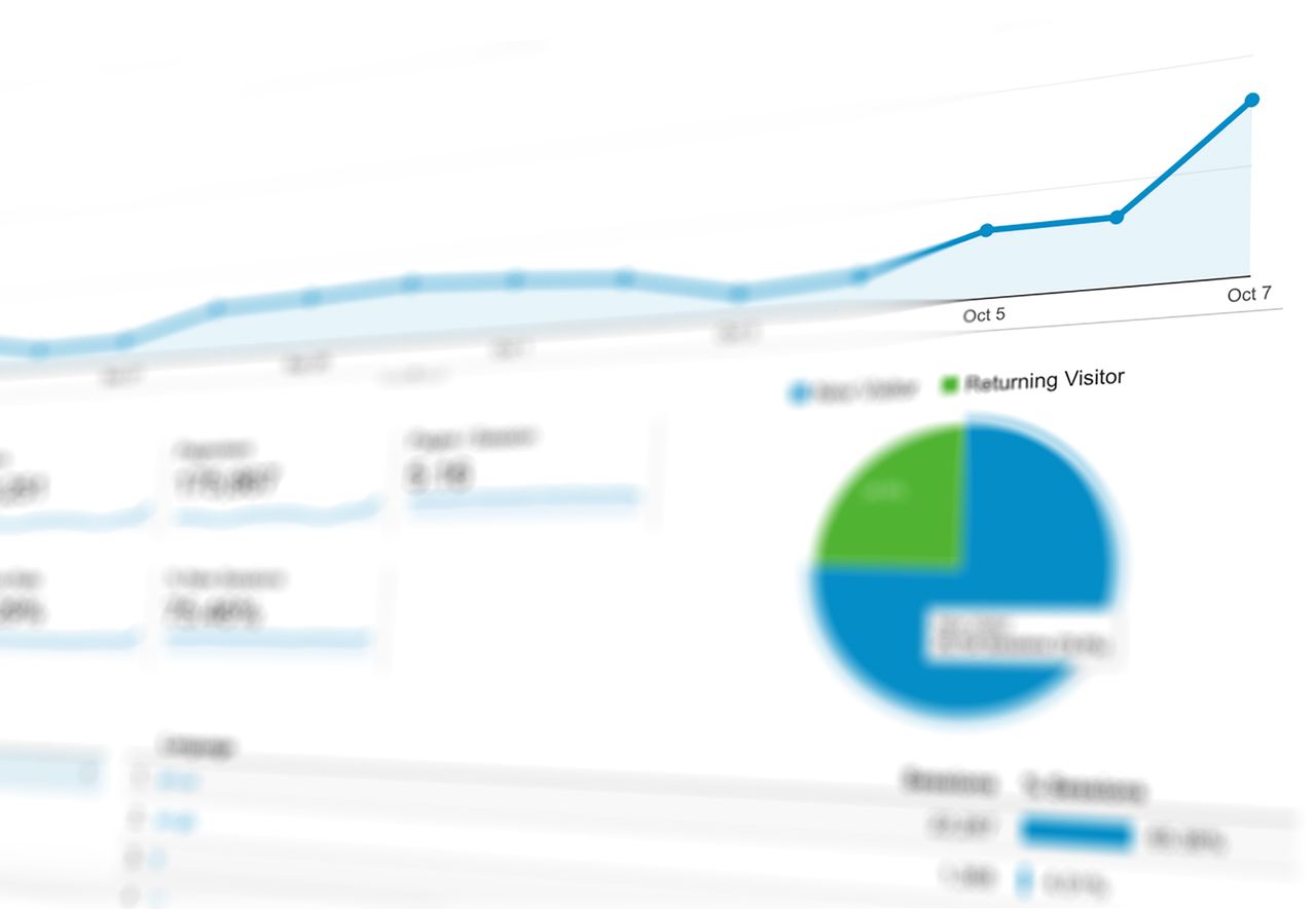 فريق سعودي في اجتماع مبيعات وتسويق يراجع قواعد Lead Scoring وخطة CRM في مكتب بالرياض