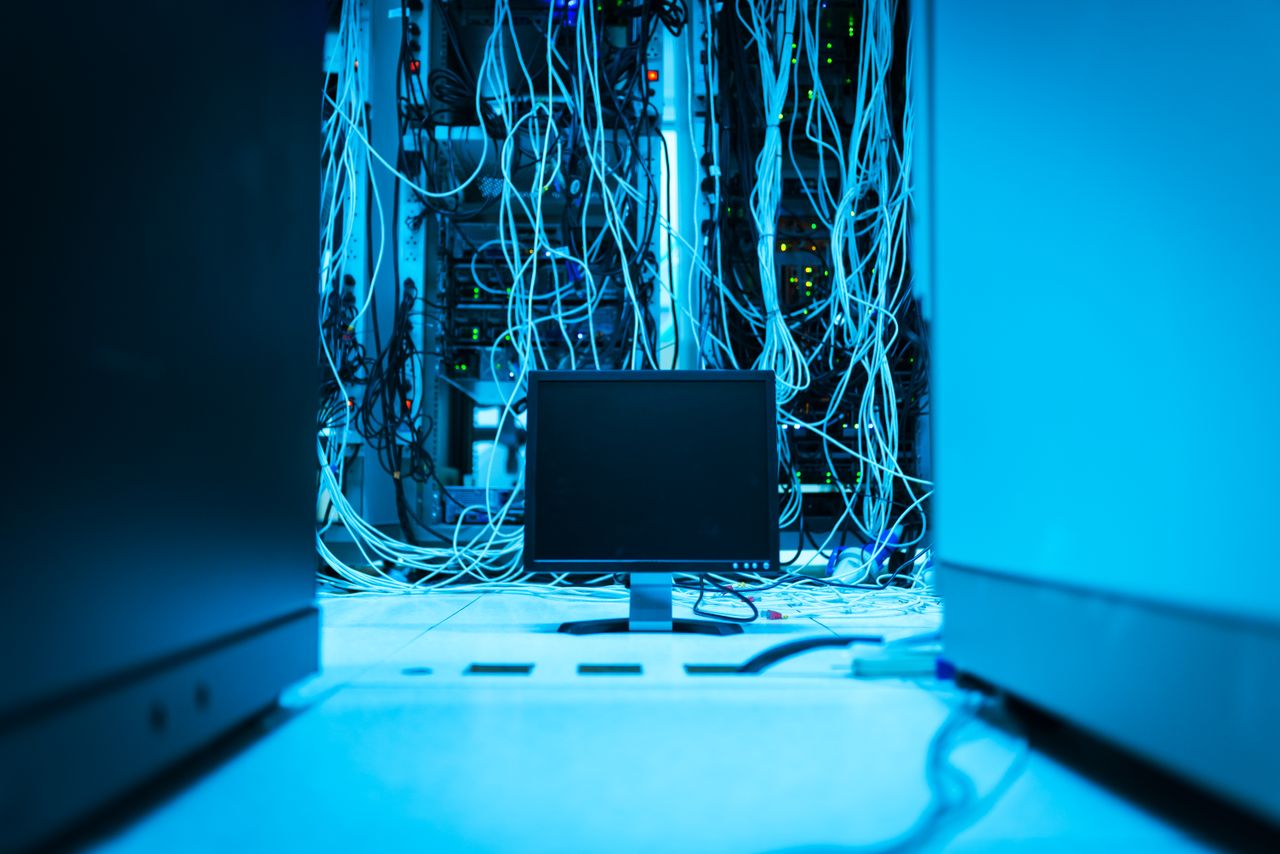 مهندس شبكات سعودي يراجع VLAN وWi-Fi للشركة على لابتوب داخل مكتب بالرياض