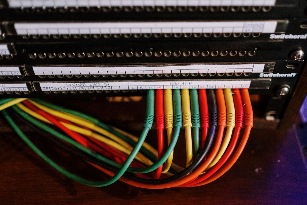 فريق تقنية معلومات سعودي في مكتب بالرياض يخطط لتقسيم شبكة الشركة والجدار الناري وVPN