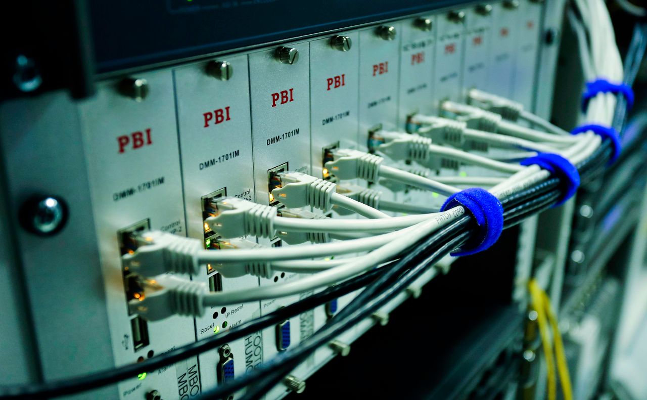 مدير تقنية سعودي بالثوب والغترة يراجع أمان شبكة مكتب وVPN في الرياض