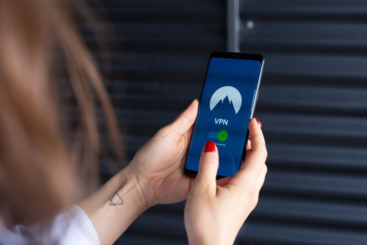 مكتب سعودي حديث في الرياض يعمل بشبكة مقسمة للموظفين والضيوف والكاميرات مع بنية شبكات احترافية