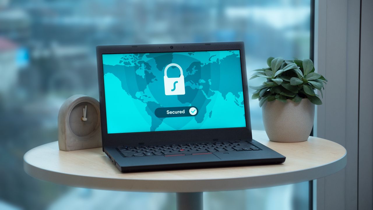 راك شبكات مكتب سعودي في الرياض يحتوي Firewall وسويتشات Managed PoE وتنظيم كابلات احترافي