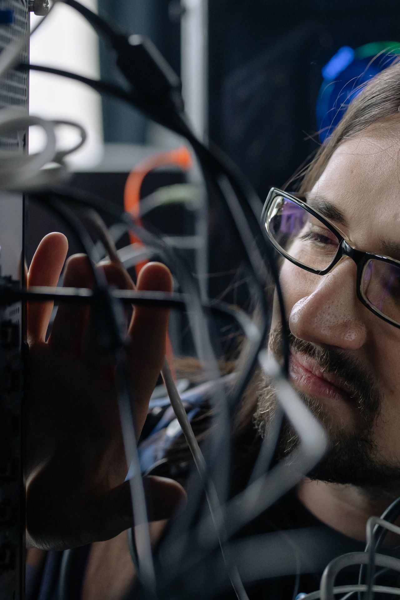 مهندس شبكات سعودي يراجع Firewall Rules وشبكات VLAN على راوتر وسويتش داخل مكتب بالرياض