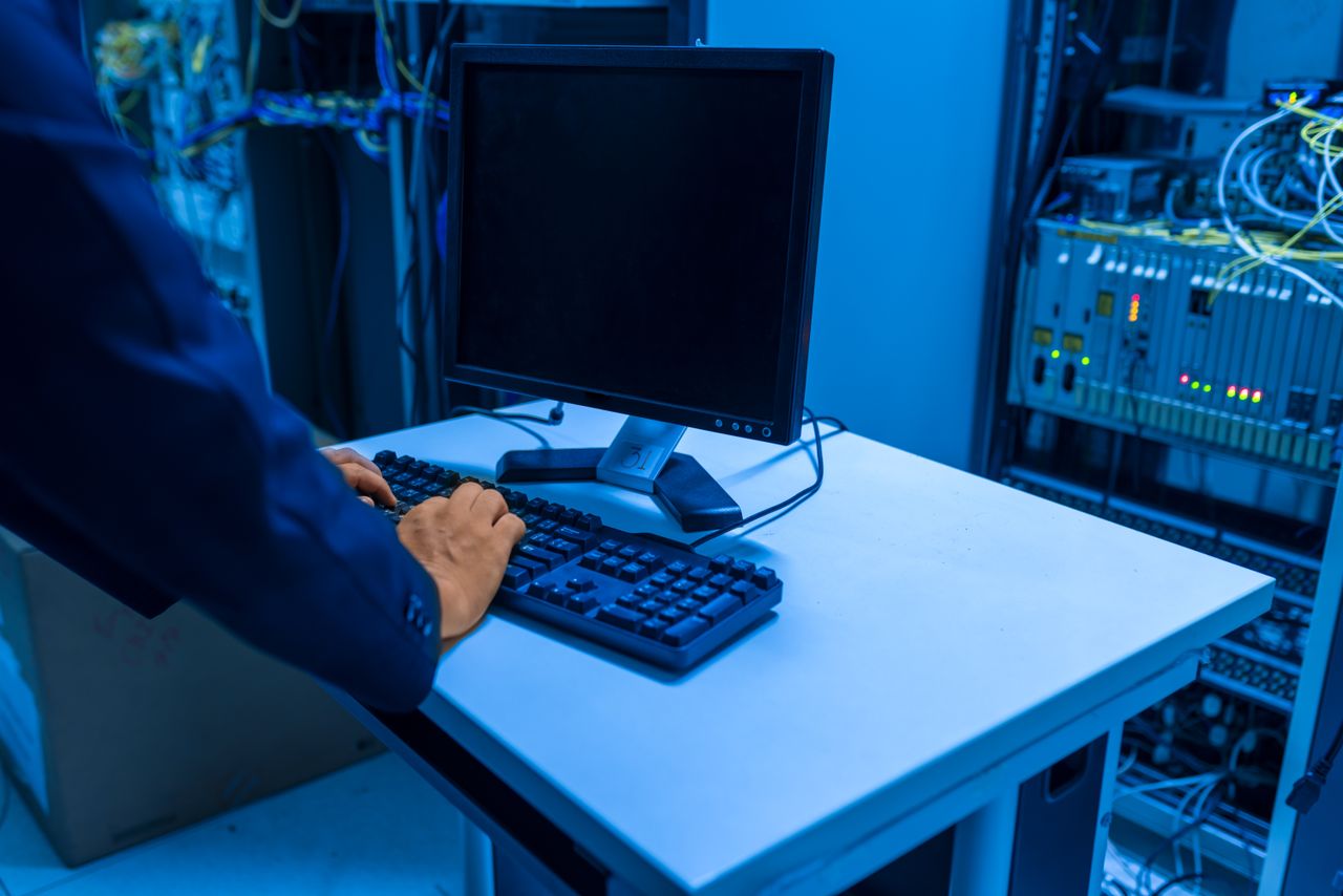 راك شبكات احترافي داخل مستودع سعودي يحتوي سويتشات PoE وألياف ضوئية وفني شبكات