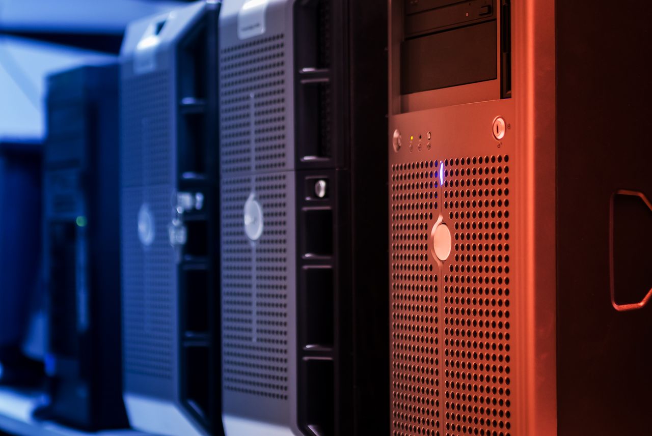 مهندس شبكات سعودي في مكتب بالرياض يراجع راوتر Dual WAN متصل بخط ألياف وخط 5G احتياطي