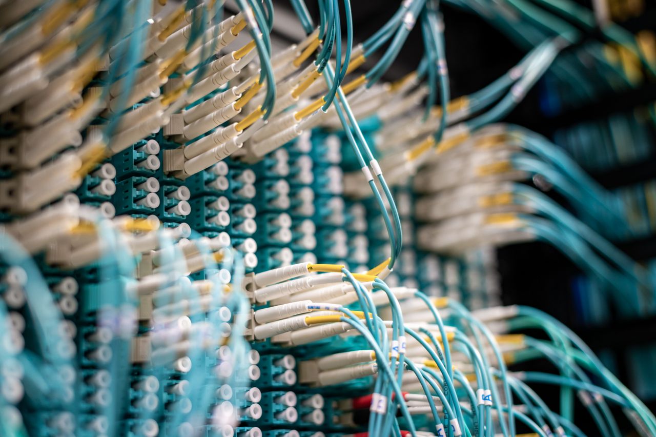 راك شبكات مكتب سعودي يحتوي Firewall Dual WAN ومودم ألياف وراوتر 5G احتياطي وسويتشات منظمة