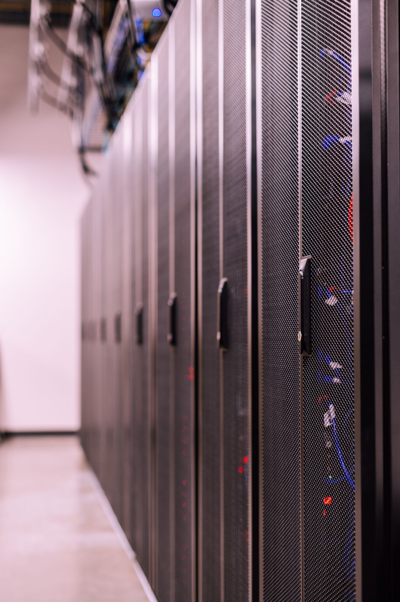 مطعم سعودي حديث في الرياض يعمل بنقاط بيع وشبكة إنترنت رئيسية وخط 5G احتياطي