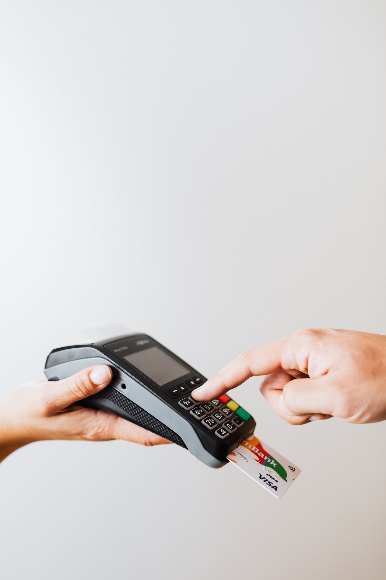 فني شبكات سعودي بالثوب يختبر انتقال الإنترنت من خط رئيسي إلى 5G احتياطي في مكتب بالرياض