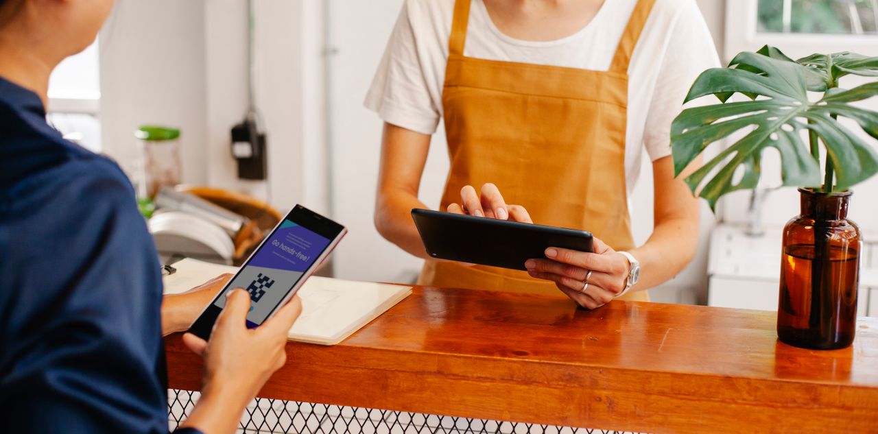 مكتب سعودي حديث في الرياض يعمل باتصال ألياف رئيسي و5G احتياطي مع شبكة مستقرة ومراقبة مركزية