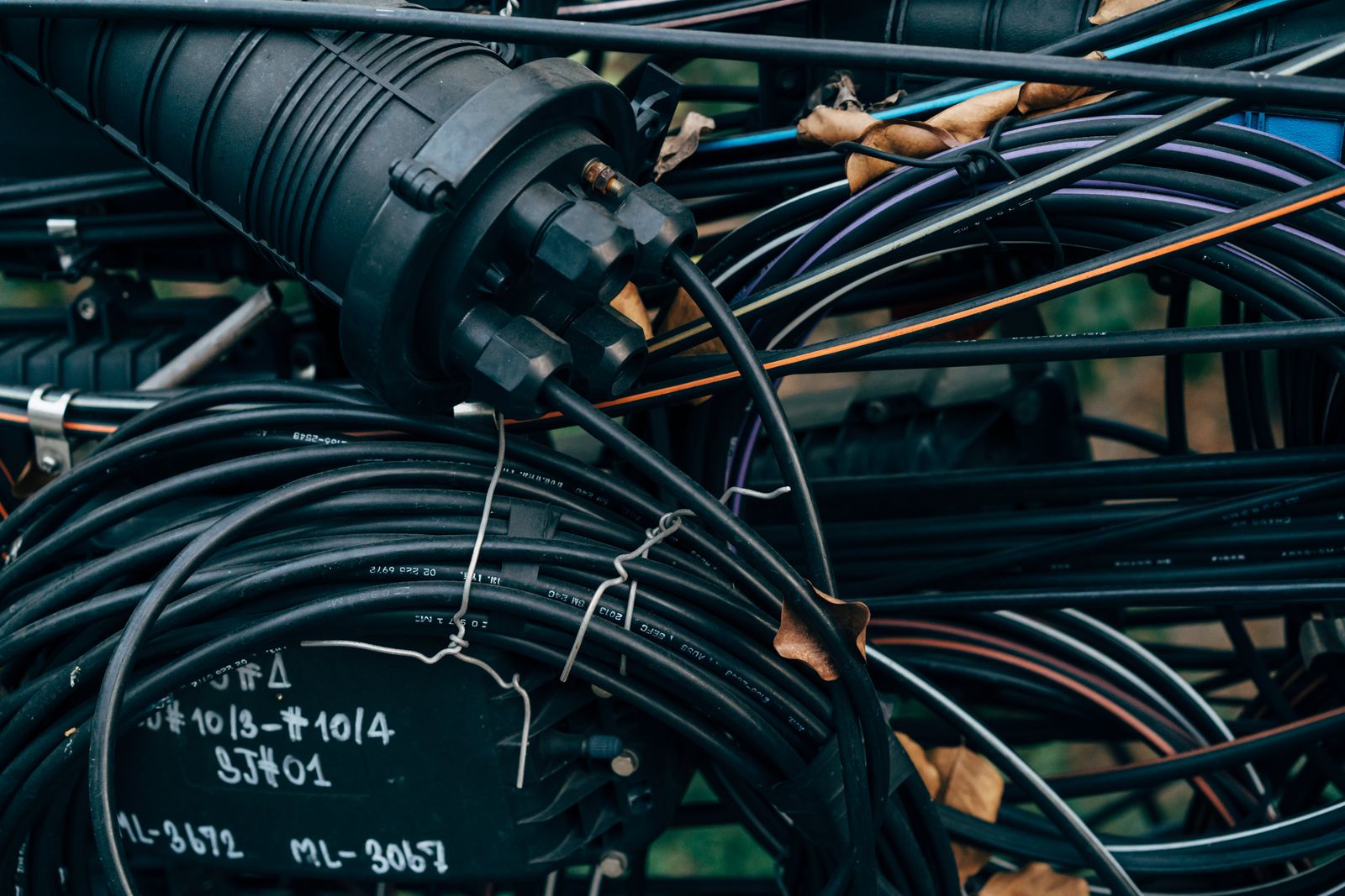 كيف تختار بين Cat6 والألياف للمزارع والاستراحات؟