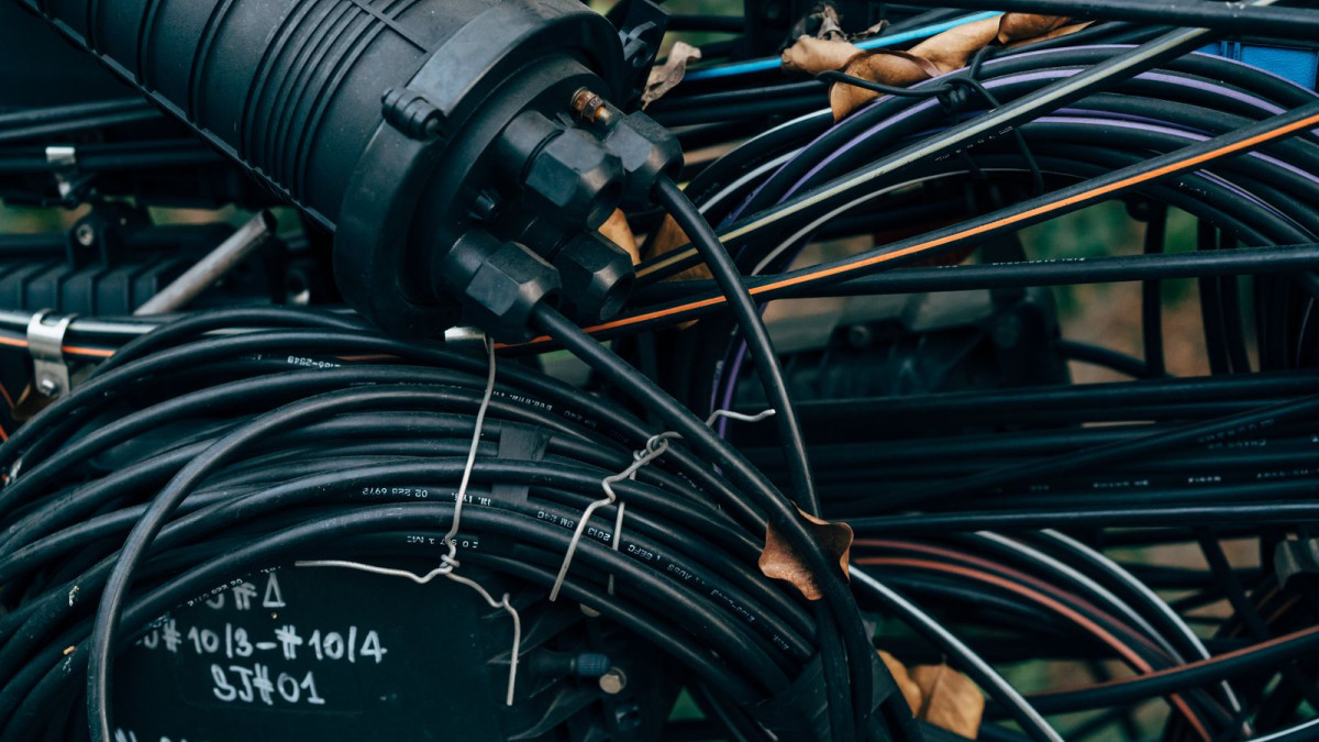 كيف تختار بين Cat6 والألياف للمزارع والاستراحات؟