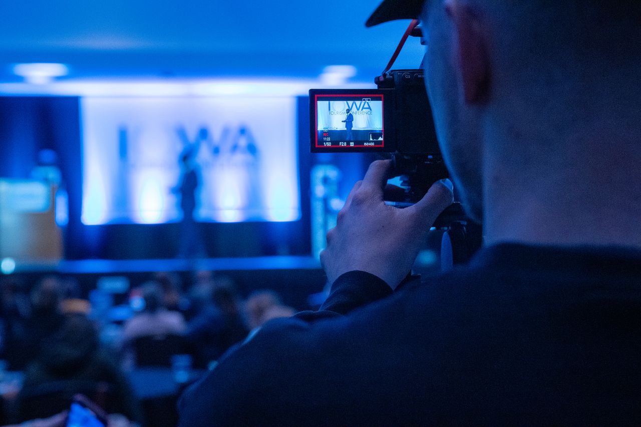 كم تكلفة تصوير فعالية أو مؤتمر في الرياض؟