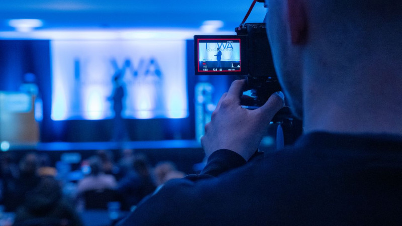 كيف تنفذ بثًا مباشرًا احترافيًا لمؤتمر؟