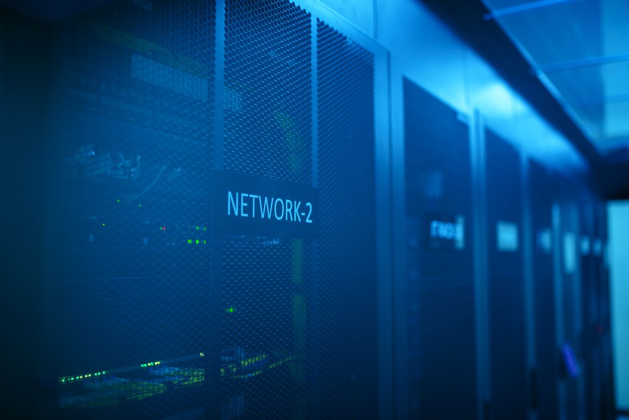 كيف تفصل شبكة الضيوف والموظفين باستخدام VLAN؟